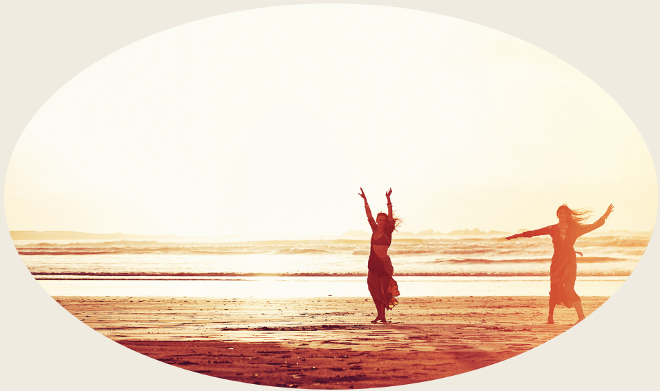 Bild zu Tanzreisen. Frauen tanzen ausgelassen am Strand.